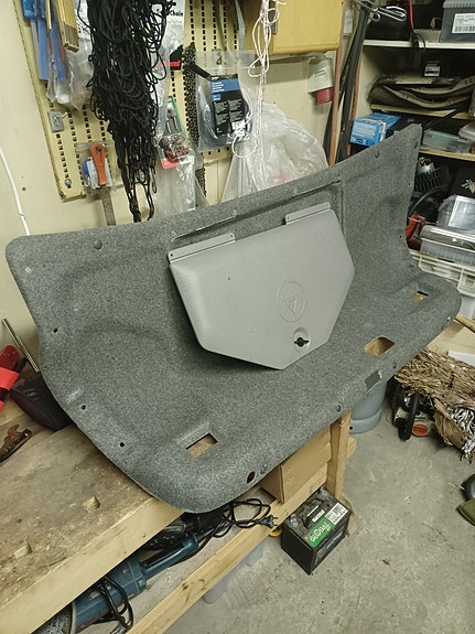 BMW E34 Sedan takaluukun verhoilu
