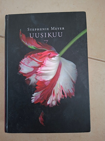 Stepnehie Meyer Uusikuu