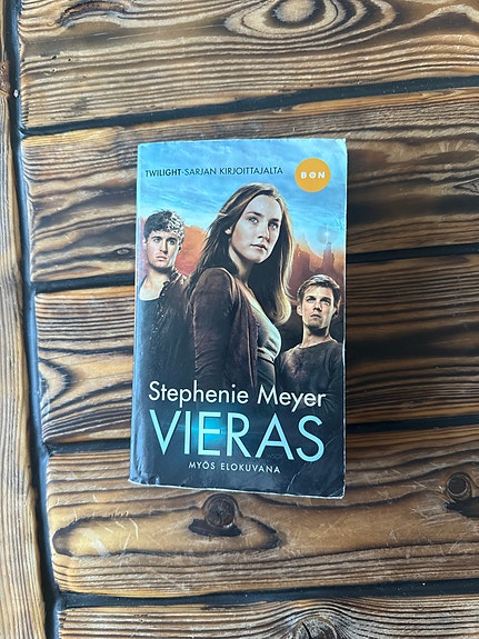 Stephenie Meyer Vieras kirja suomi