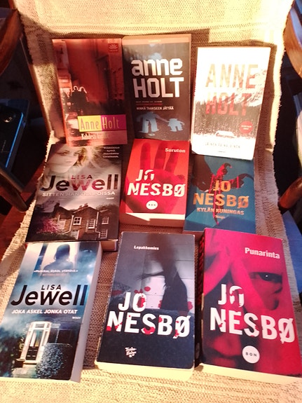 Jo Nesbo, Lisa Jewell, Anne Holt kirjoja ja pokkareita