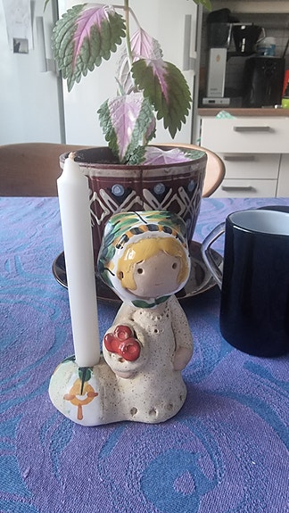 Figuuri tyttö keramiikka