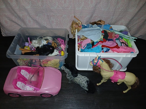 Barbie-nukkeja ja tarvikkeita