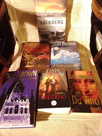 Dan Brown ja Camilla Läckberg kirjoja ja pokkareita