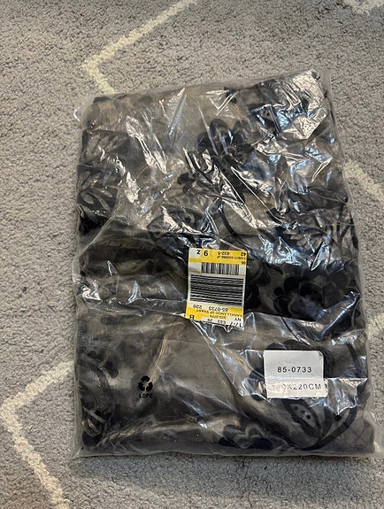 IKEA verho kukkakuviolla