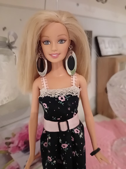Mattel Barbie nukke kuvan asussa