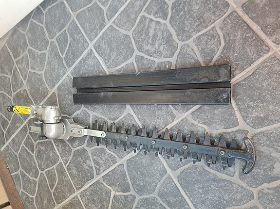 Pensasleikkuri trimmeriin/raivaussahaan. Muutaman kerran käytetty.