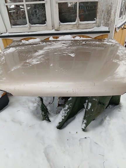 Toyotan corollan konepelti takakontin,katto verhoilu,renkaita