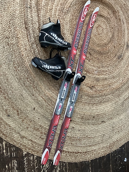 Rossignol 108 cm sukset ja Touring JR Monot. EI SAUVOJA