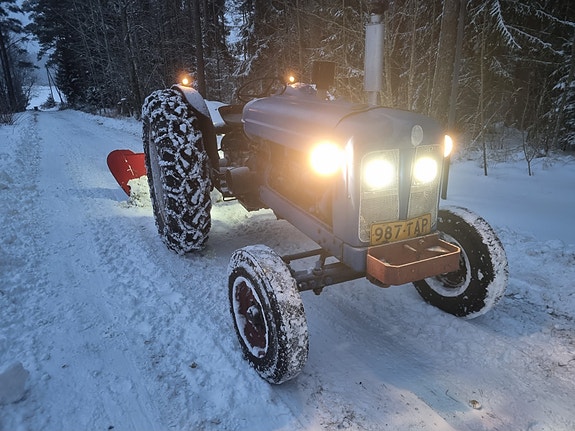 Fordson Major vm 56 – 6‑sylinterinen Trader – toimiva paketti + varaosa‑Major