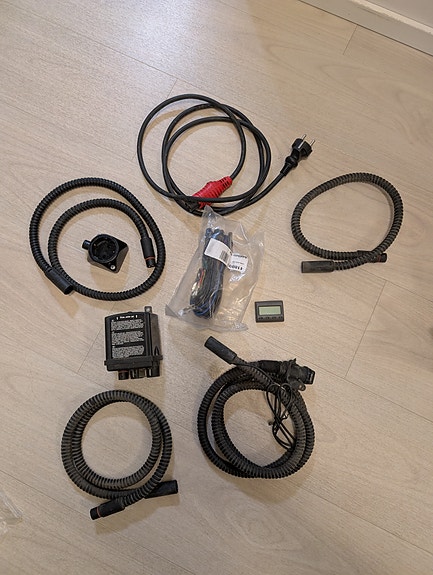 Defa Futura ajastinkello + Multicharger laturi + kattavat kaapelit