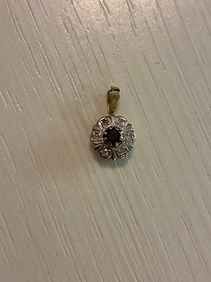 Kultainen timanttiriipus safiirilla