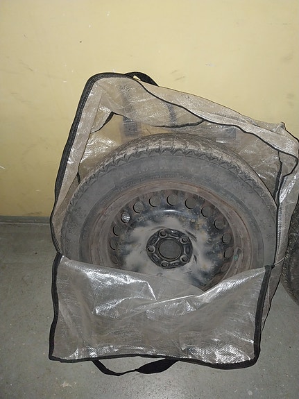 Auton renkaat