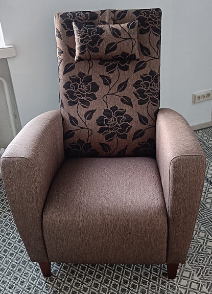 Nojatuoli ruskea kangasverhoilu