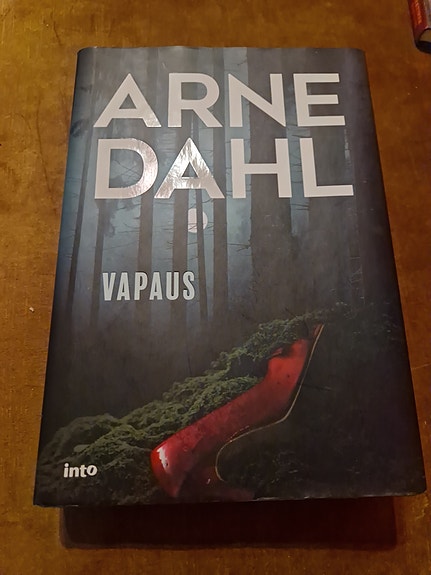 Arne Dahl Vapaus kovakantinen kirja