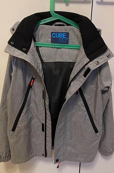 Takki CUBE CO, vedenpitävä, 146 cm erinomaisessa kunnossa.