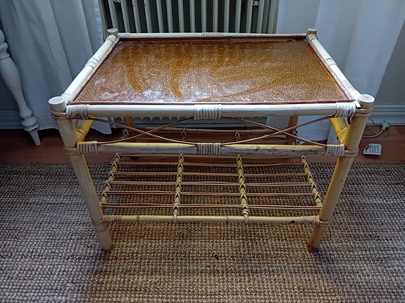 Vanha vintage rottinkinen pöytä, lasikansi