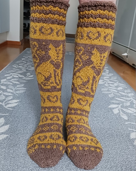 Kirjoneulesukat "koira" koko 36-37