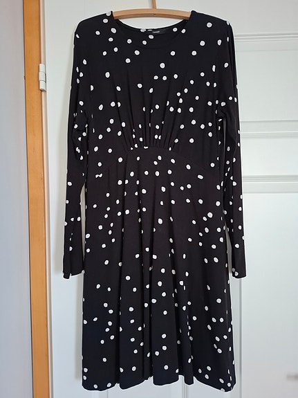 Pitkähihainen mekko