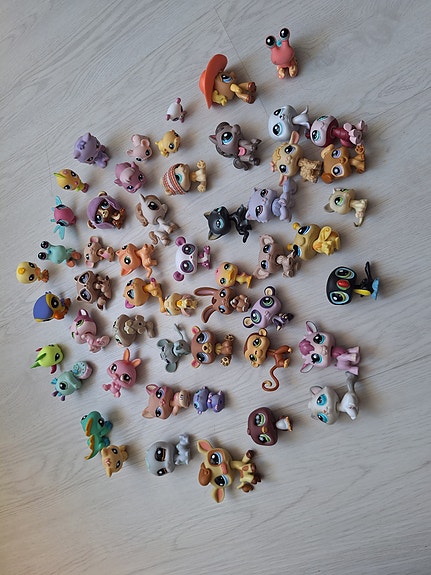 Iso paketti Littlest Pet Shop hahmoja ja tarvikkeita