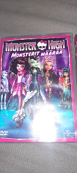 2 Monster high elokuvaa voi ostaa erikseen