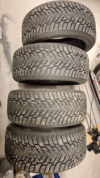 235/40 R19 Nastarenkaat