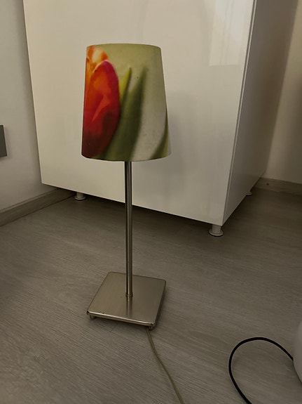 IKEA pöytälamppu kukkakuvioisella varjostimella