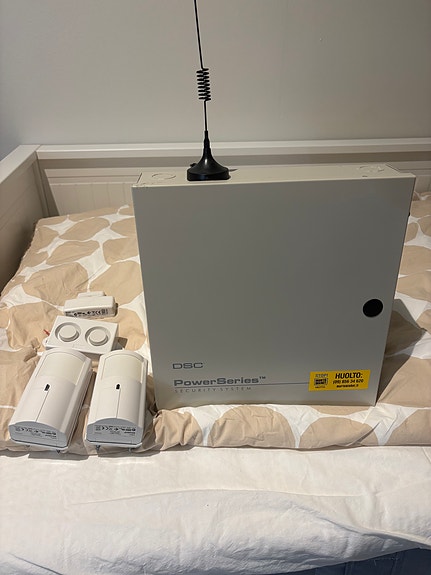 DSC PowerSeries PC1616 hälytysjärjestelmä keskusyksiköllä ja ilmaisimilla