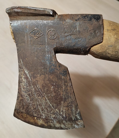 Kellokoski 12.1 kirves – kruunuleimat, harvinainen Kemin malli