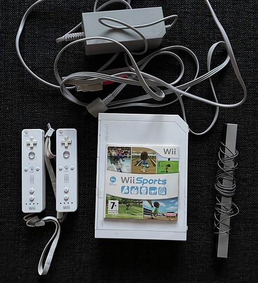 Nintendo Wii -pelikonsoli ja Wii Sports -peli