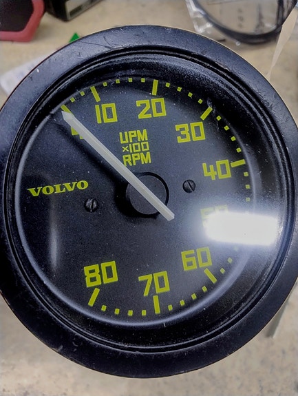 Ostetaan Volvo 242 GT kierroslukumittari.