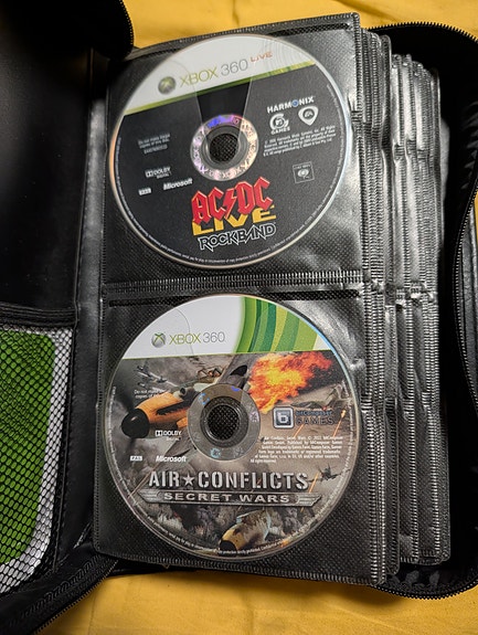 Xbox 360 salkku yli 50 erilaista peliä ilman koteloa