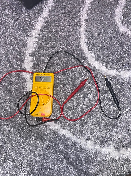 Fluke 12B Digitaalinen yleismittari keltaisella rungolla