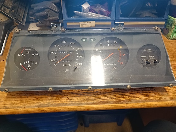 Nissan Sunny mittaristo