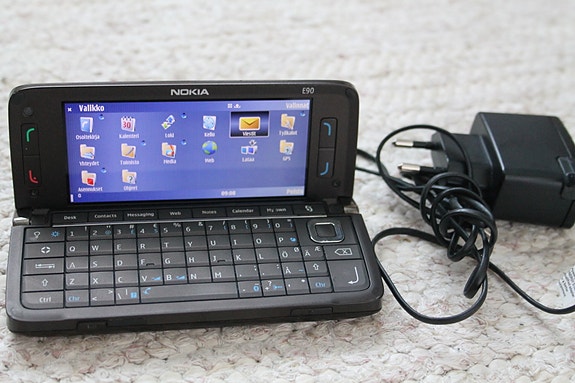 2007 vintage matkapuhelin Nokia E90 Communicator kommunikaattori + laturi