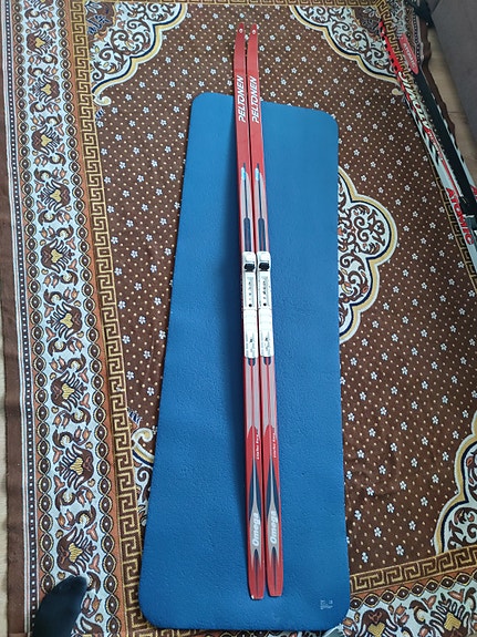 Peltonen Omega perinteisen sukset punainen