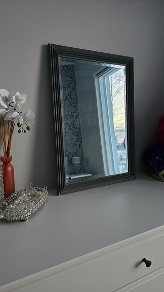 Peili harmailla kehyksillä