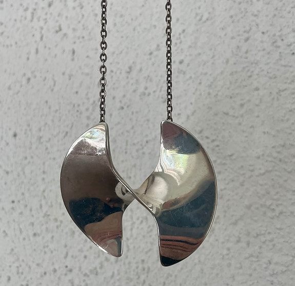 Hopeinen kaulakoru, design Pekka Piekäinen