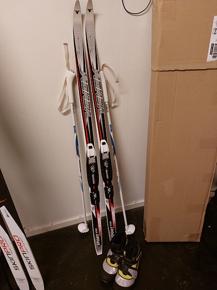 Sukset 120cm, sauvat 90cm, monot 33.