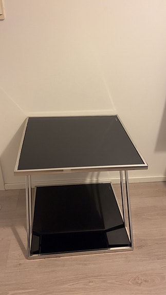 Sivupöytä musta metallirunko