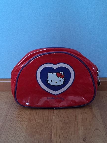 Myydään söpö Hello Kitty meikkipussi / toilettilaukku