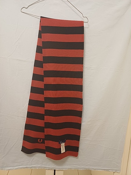 Fred Perry huivi raidallinen puuvilla puna-musta, pituus 175 cm