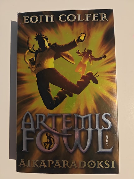Eoin Colfer Artemis Fowl Aikaparadoksi