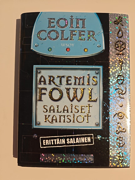 Eoin Colfer Artemis Fowl salaiset kansiot
