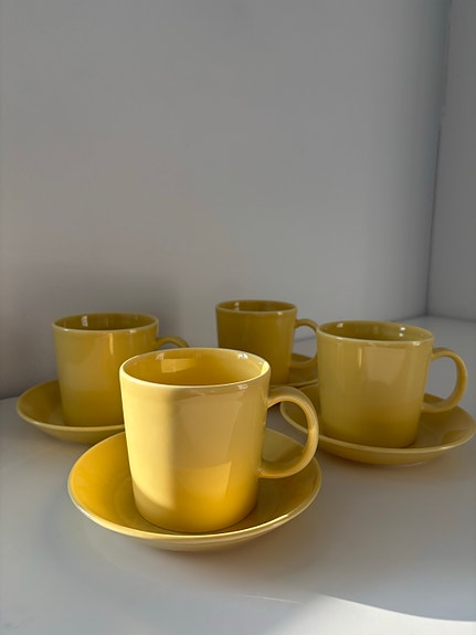 Iittala Teema keltainen 4 mukia + 4 asettilautasta
