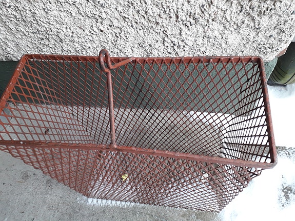 Iso metalli/rauta kori vanha