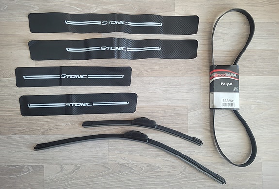 Kia Stonic, uudet pyyhkijänsulat, hihna, ja kynnyssuojat.