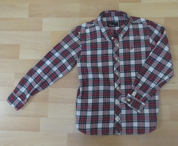 Fred Perry kaksi paitaa, koko 128 (7-8v.)