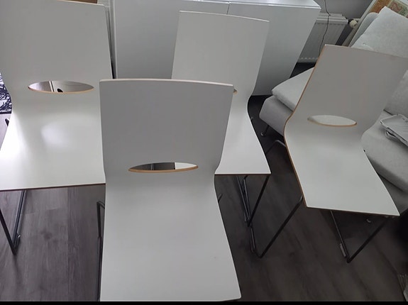 Valkoisia ruokapöydän tuoleja