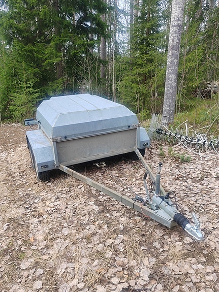(Varattu) Jarrullinen peräkärry kuomulla ja tuplapyörillä