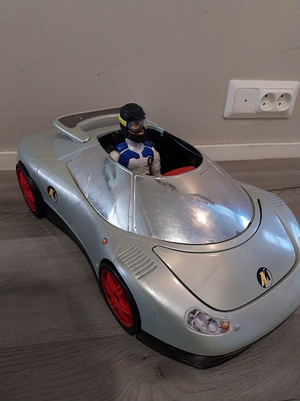 Action Man -nukke ja auto